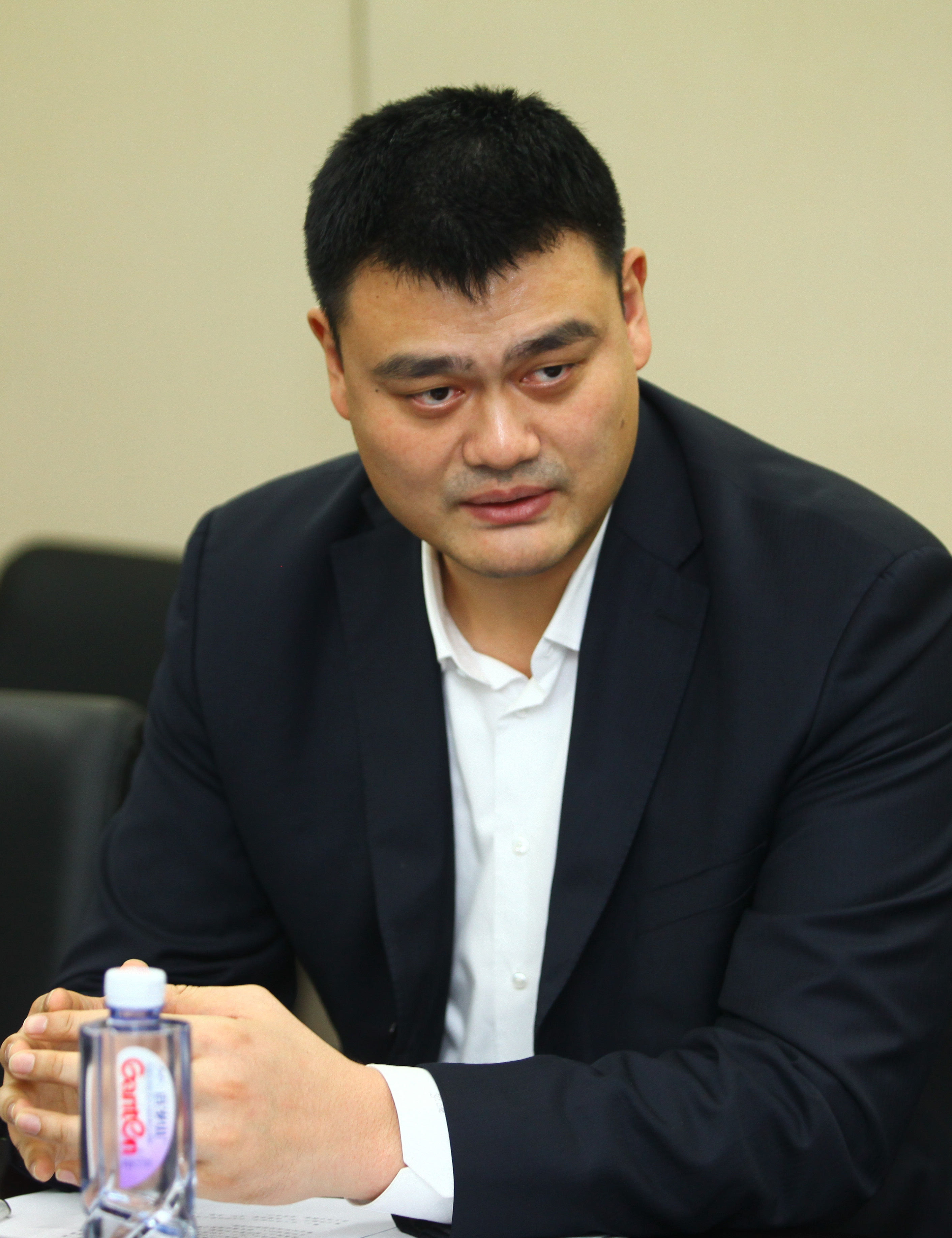 员不仅仅通
