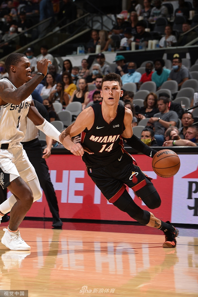 己在球场上 己在球场上