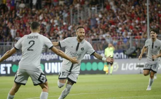 由主力前锋 由主力前锋